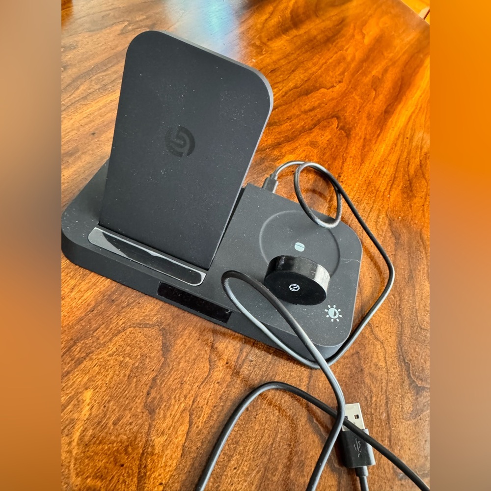 QUATTRO wireless 4-in-1 fold-up CHARGiNG STATION.